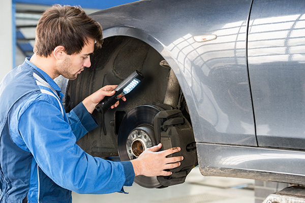 How to Tell If You Need Brake Pads or Rotors Replacement
